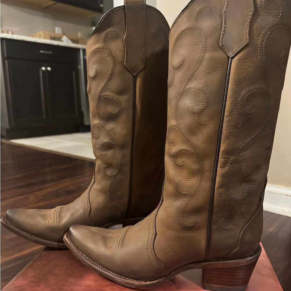 Women’s Circle G boots.